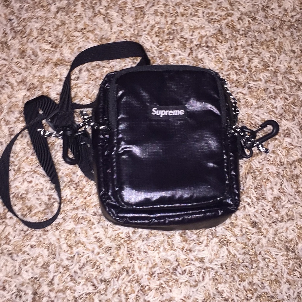 Supreme shoulder bag in 10/10 condition in black.